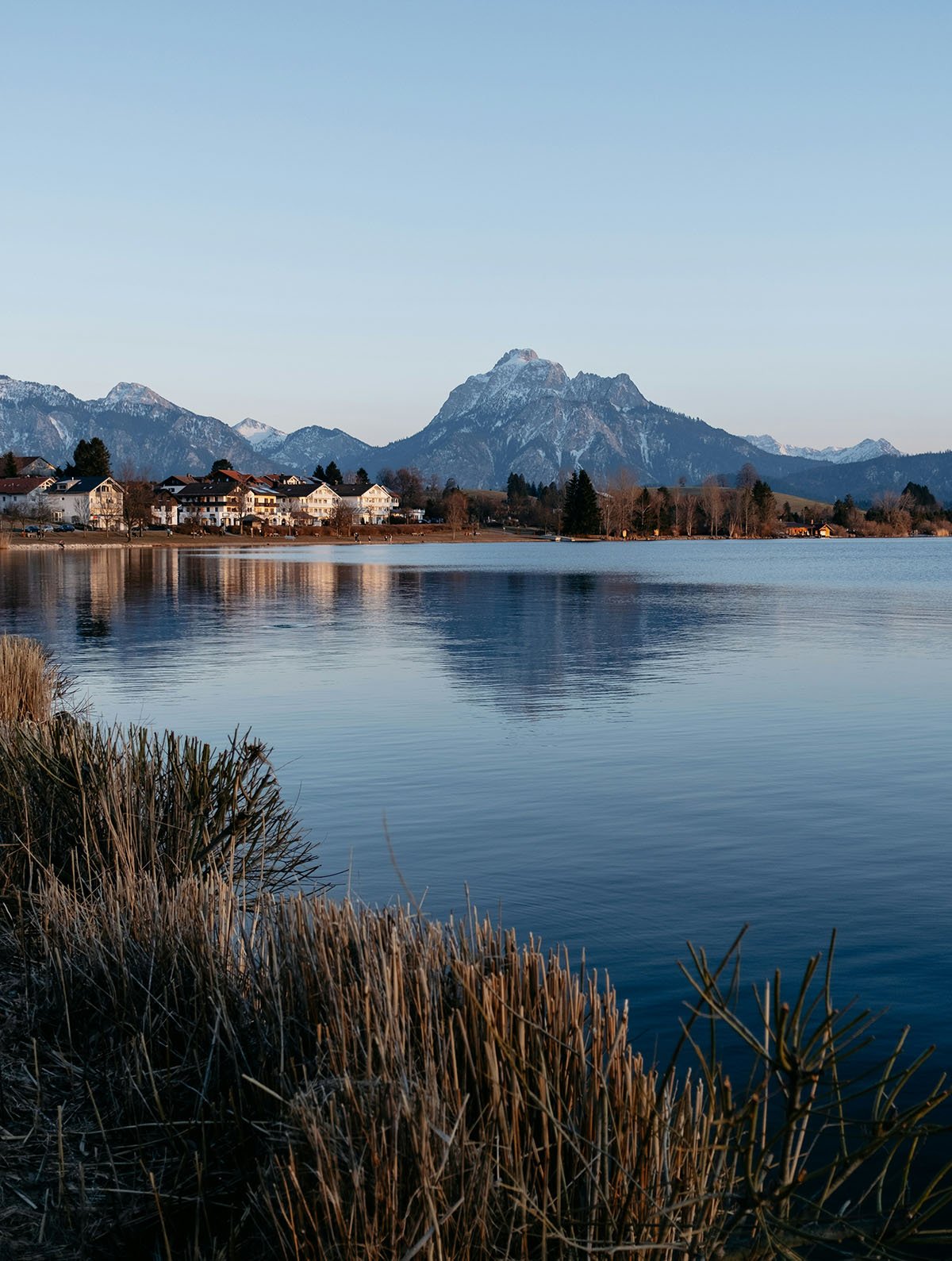 See bei Füssen mit Blick auf die Allgäuer Alpen