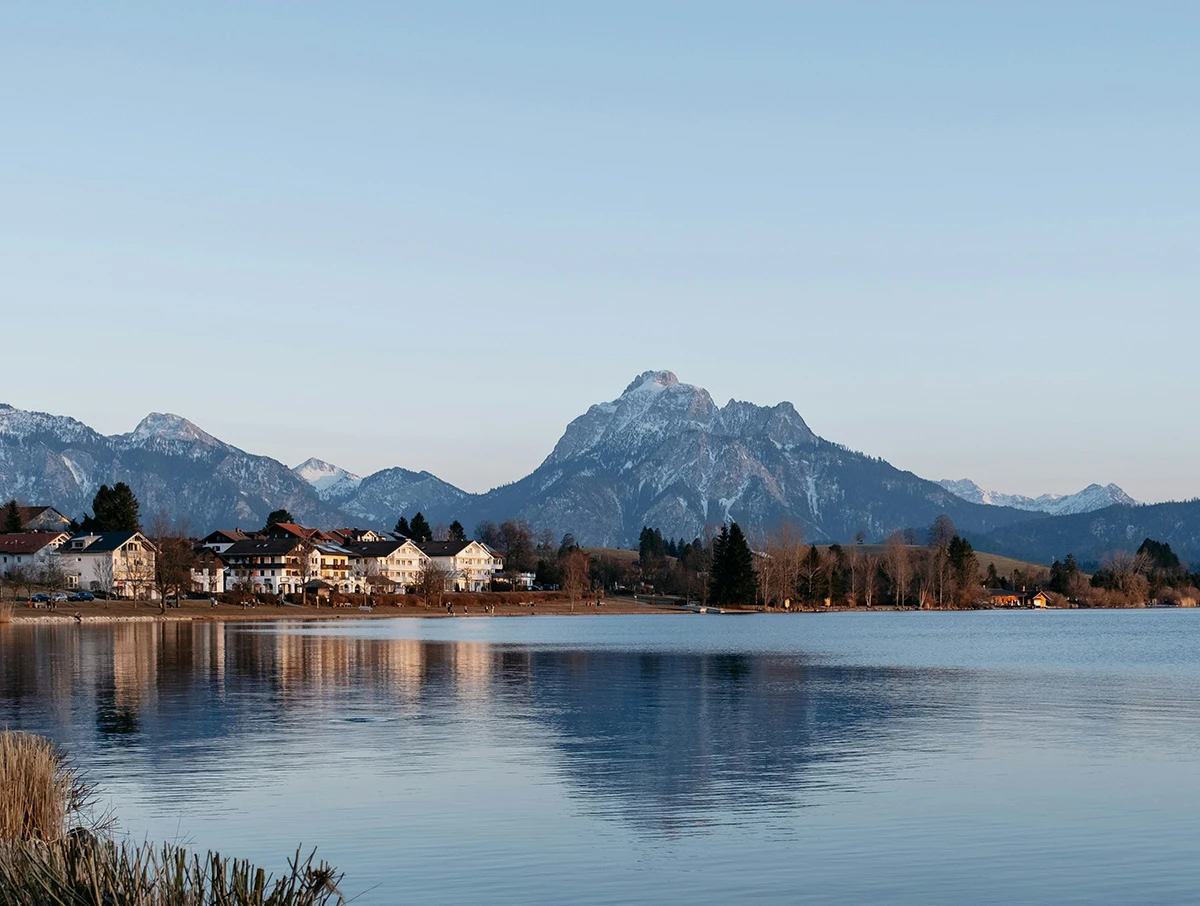 See bei Füssen mit Blick auf die Allgäuer Alpen