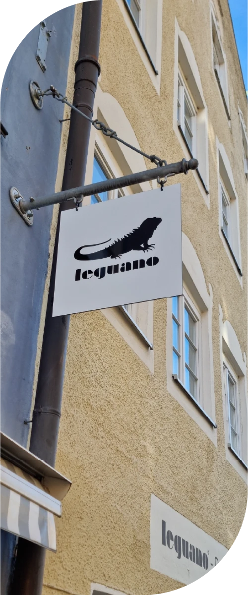 Ausleger- und Fassadenschild von Leguano