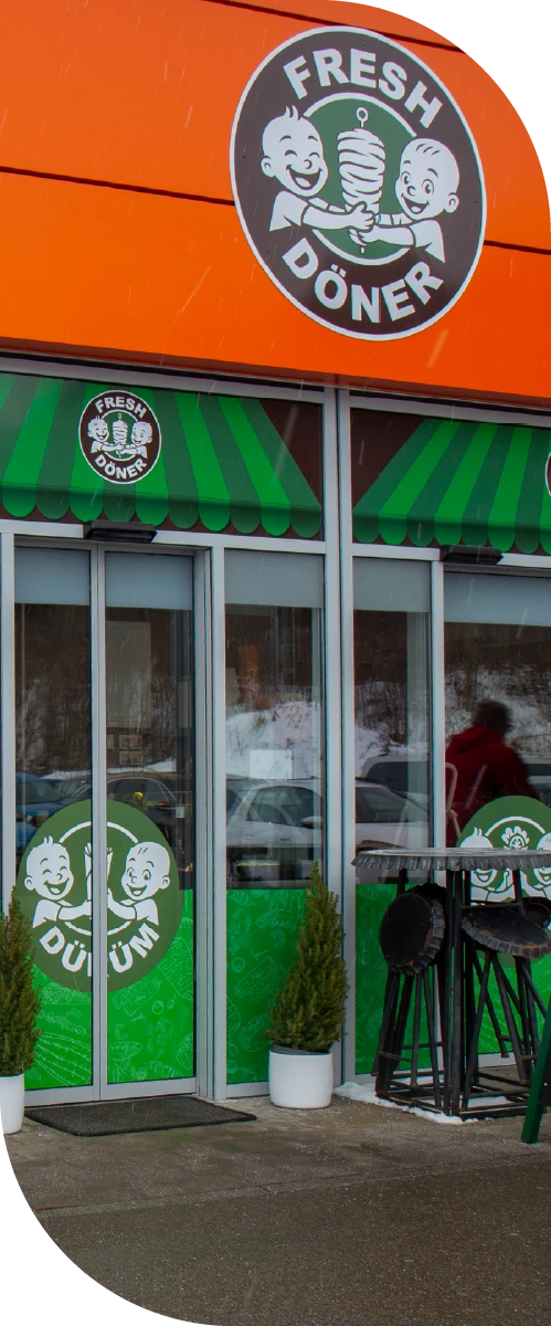 Schaufensterbeschriftung von Fresh Döner