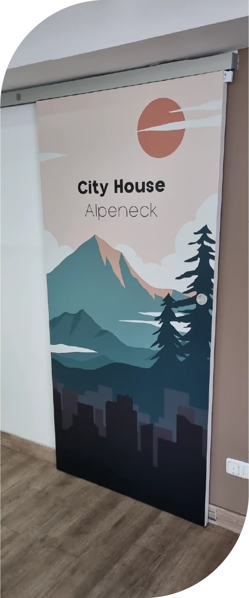 Folierte Schiebetür im Bergdesign für City House Alpeneck