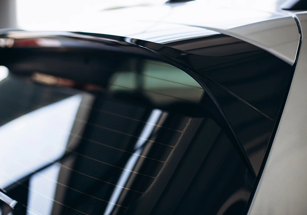Getönte Heckscheibe eines Autos, Scheibentönung mit UV- und Sichtschutz