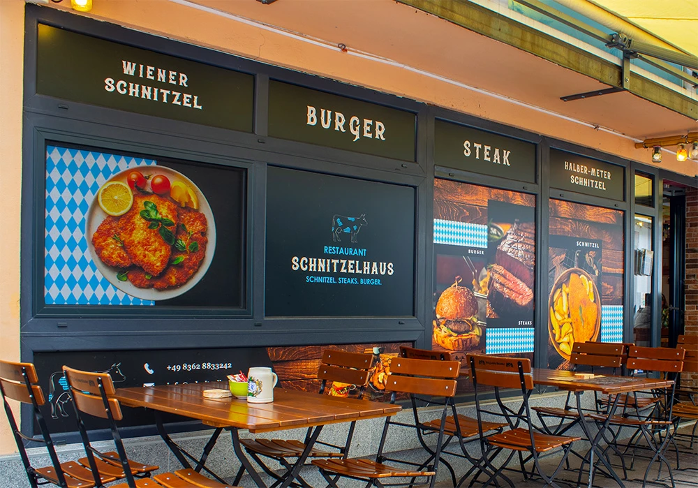 Schaufensterbeschriftung Restaurant Schnitzelhaus in Füssen mit bedruckten Fensterfolien